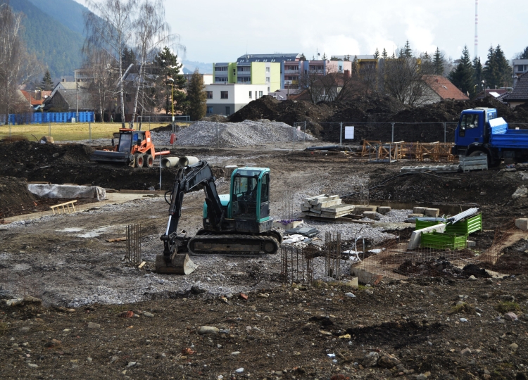 Stavba novej mestskej plavárne je zastavená, zhotoviteľ podáva trestné oznámenie a žaloby (+foto)