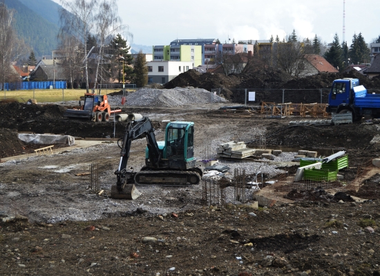 Stavba novej mestskej plavárne je zastavená, zhotoviteľ podáva trestné oznámenie a žaloby (+foto)