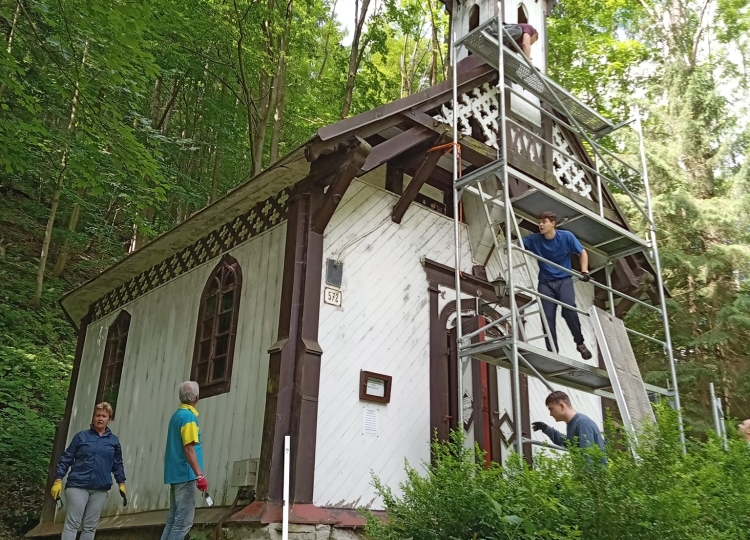 Obnovujú drevenú kaplnku v Korytnici