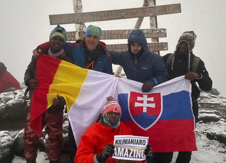 Dvorštiakovci dobyli Kilimandžáro