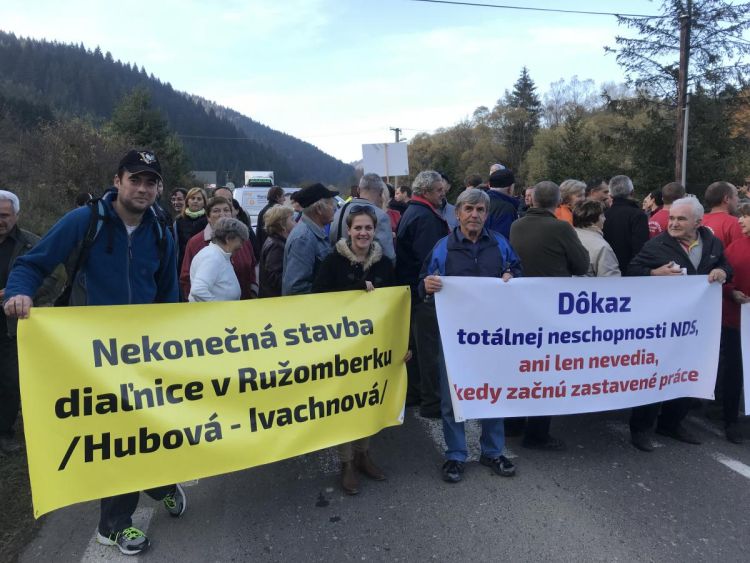 Zo severu na juh Slovenska zablokujú cestu na piatich miestach