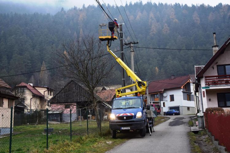 Elektrikári vymenia vo Švošove desať stĺpov