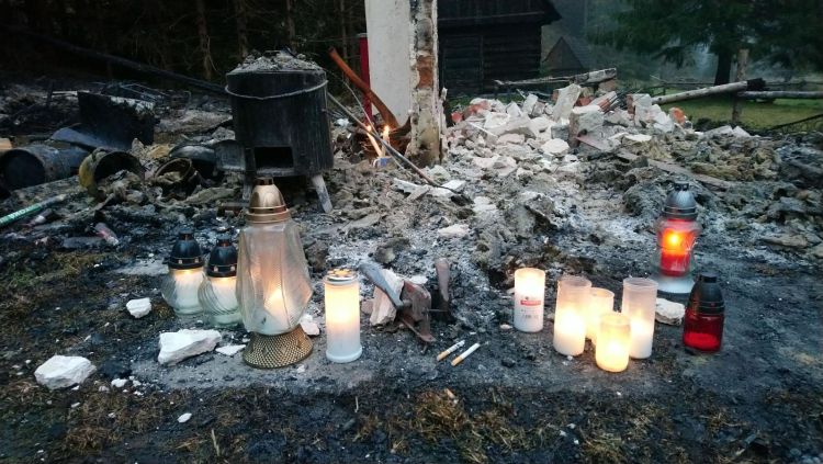 LUDROVSKÁ DOLINA: ZHORELA CHATA A V NEJ DVAJA MLADÍ ĽUDIA